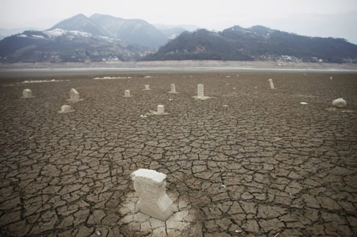 枯れた湖から姿を表した墓地 実在する恐怖の名所