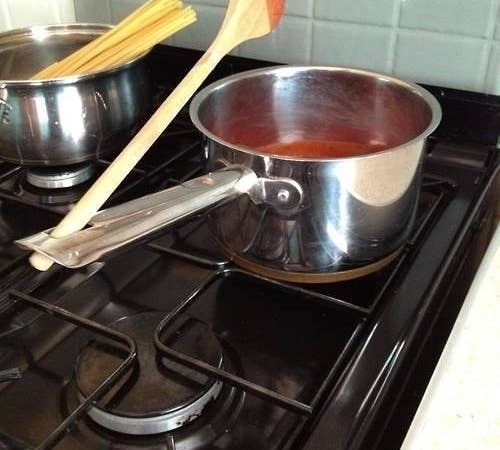 De nuevo, tiene varias utilidades: El uso inicial y más obvio es para colgar las cazuelas y sartenes cuando no las usas. Pero también puedes usar el agujero para sujetar la cuchara para salsas mientras cocinas.
