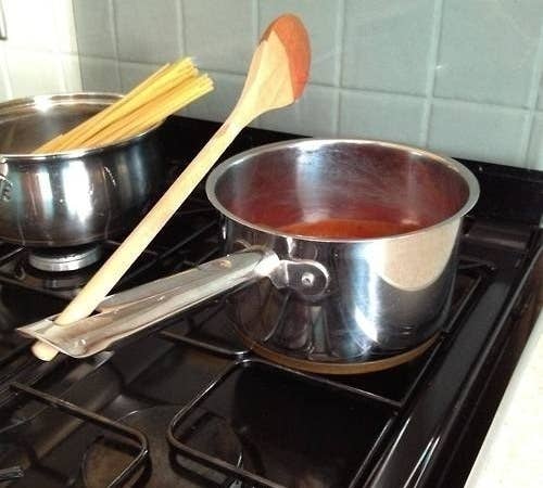 De nuevo, tiene varias utilidades: El uso inicial y más obvio es para colgar las cazuelas y sartenes cuando no las usas. Pero también puedes usar el agujero para sujetar la cuchara para salsas mientras cocinas.