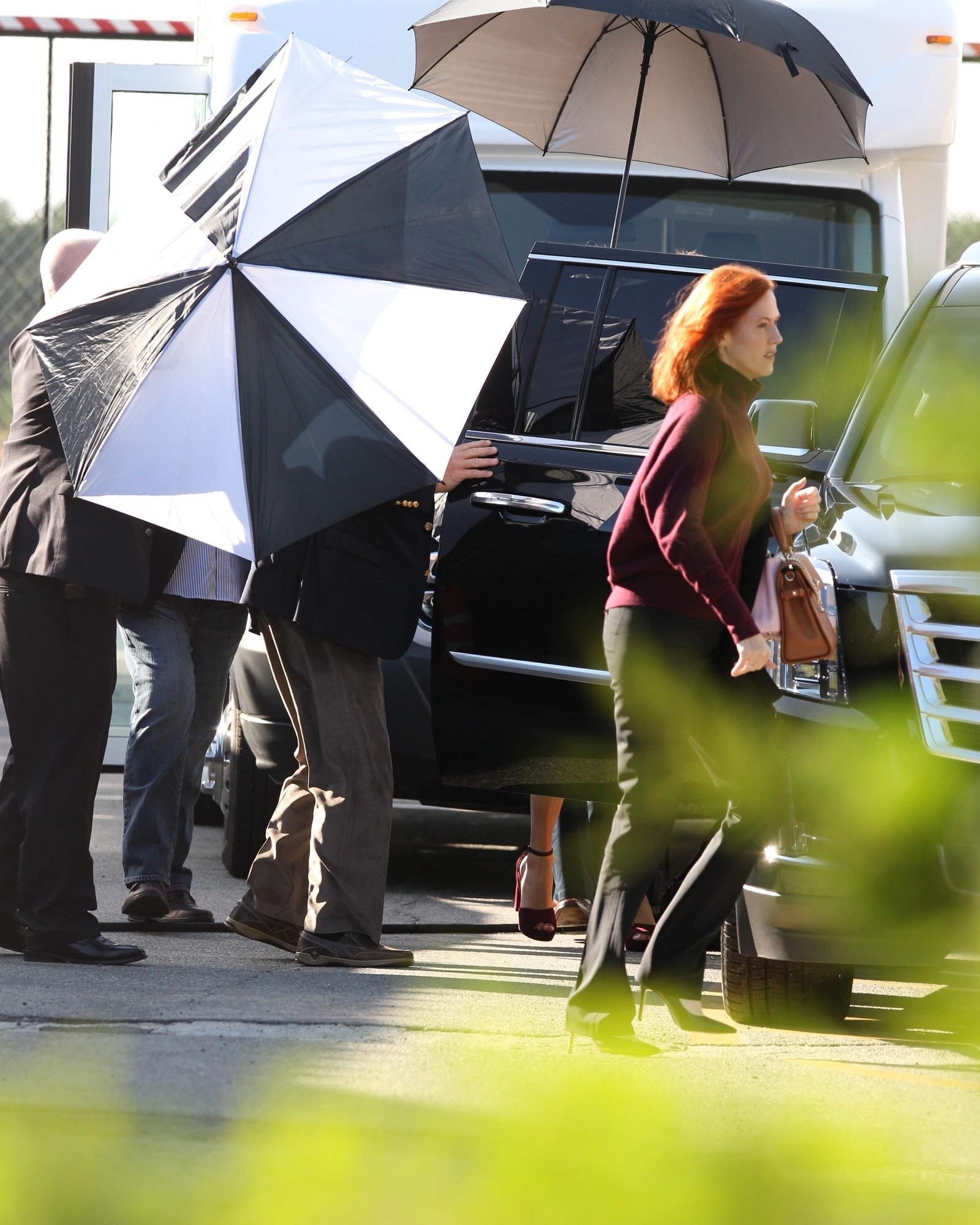 paparazzi picture of a limo window that has taylor swift and