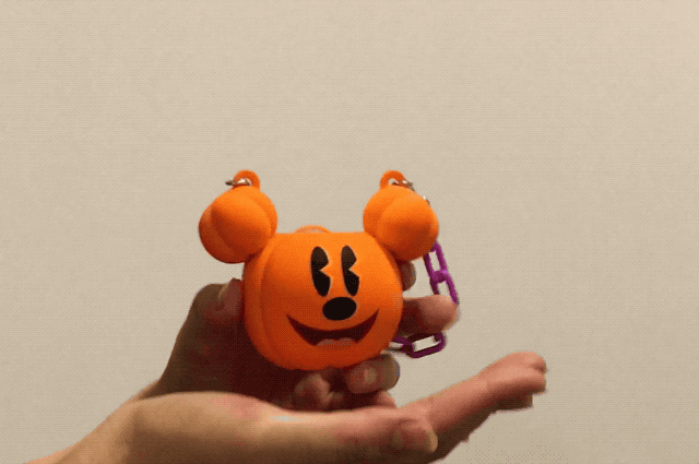 結構たっぷり入ります。お菓子を詰めてカバンに忍ばせておけば、アトラクションの待ち時間も楽しく過ごせそうです!