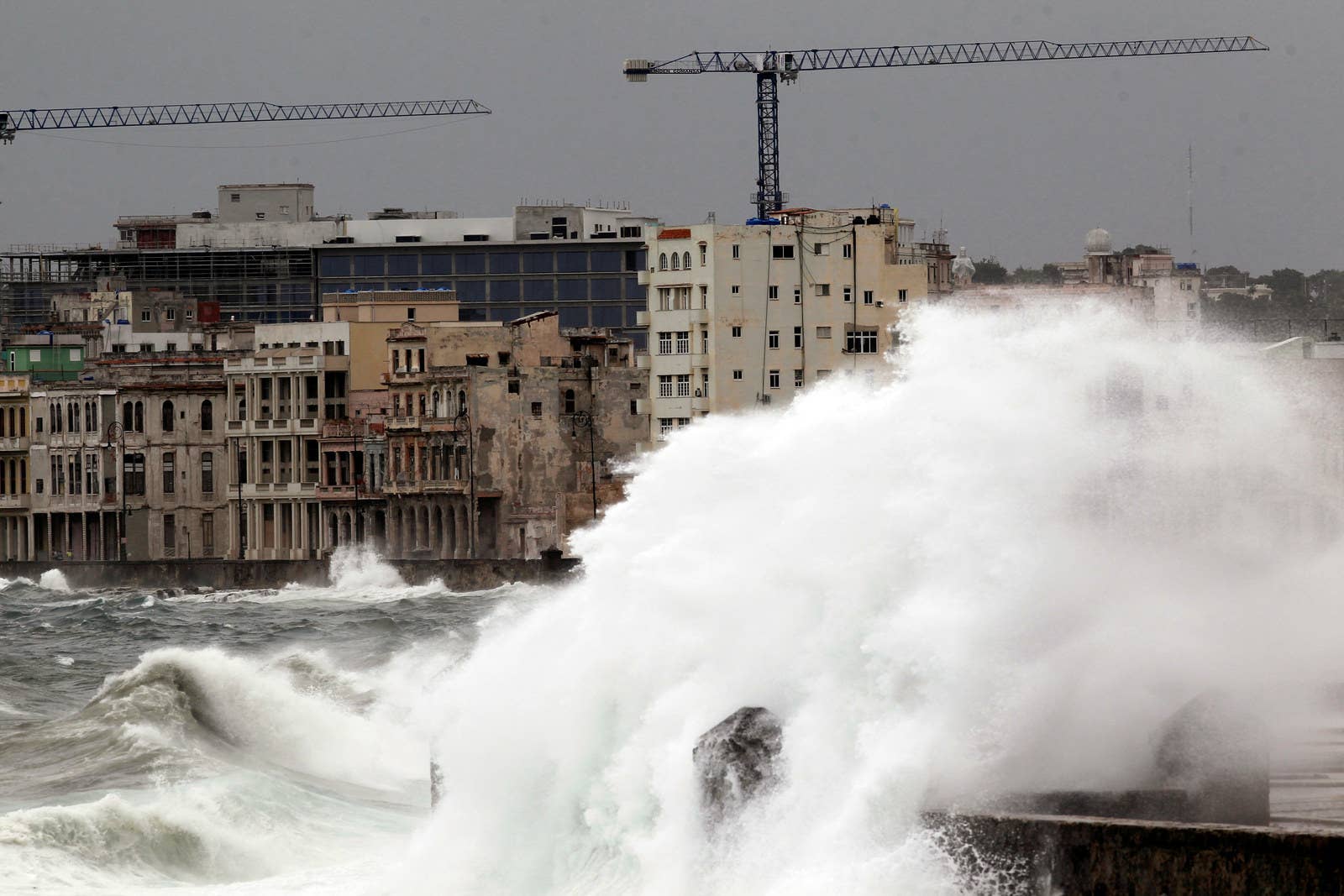 Waves crash into Havana ahead of the hurricane