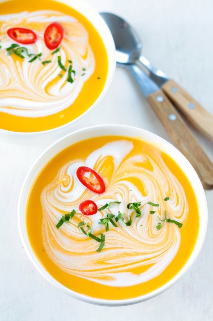 Tu paladar va a experimentar el dulce sabor de la calabaza, el sabroso picante del curry y el exótico toque de la leche de coco. No se diga más, y entra aquí para aprender a preparar esta sopa celestial.