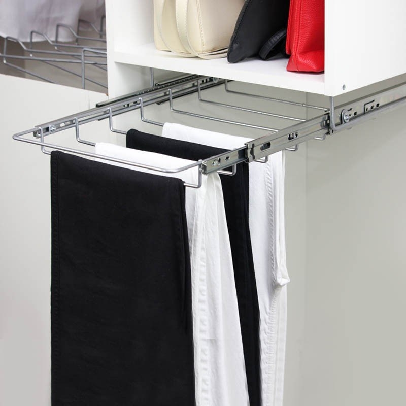 Amontoar uma calça em cima da outra não só amassa as peças como torna o acesso bem mais complicado. O Calceiro Extraível é perfeito para tornar o dia a dia prático: com apenas um simples movimento é possível ter visibilidade de todas as calças!