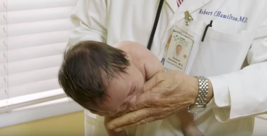 泣き止まない赤ちゃんに困ったら とある小児科医の技がネットで話題