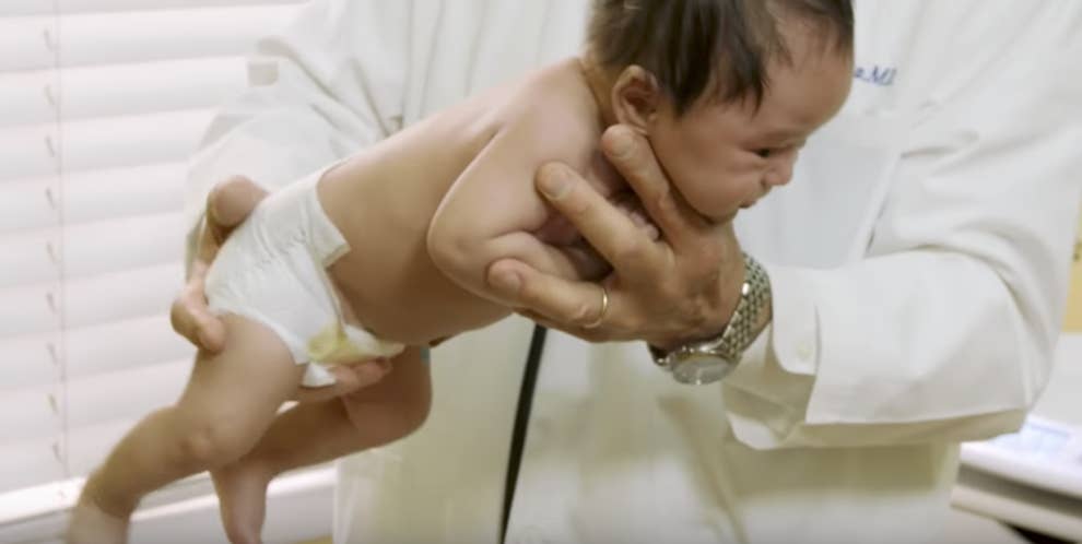 泣き止まない赤ちゃんに困ったら とある小児科医の技がネットで話題 泣き止まない赤ちゃんに困ったら とある小児科医の技がネットで話題
