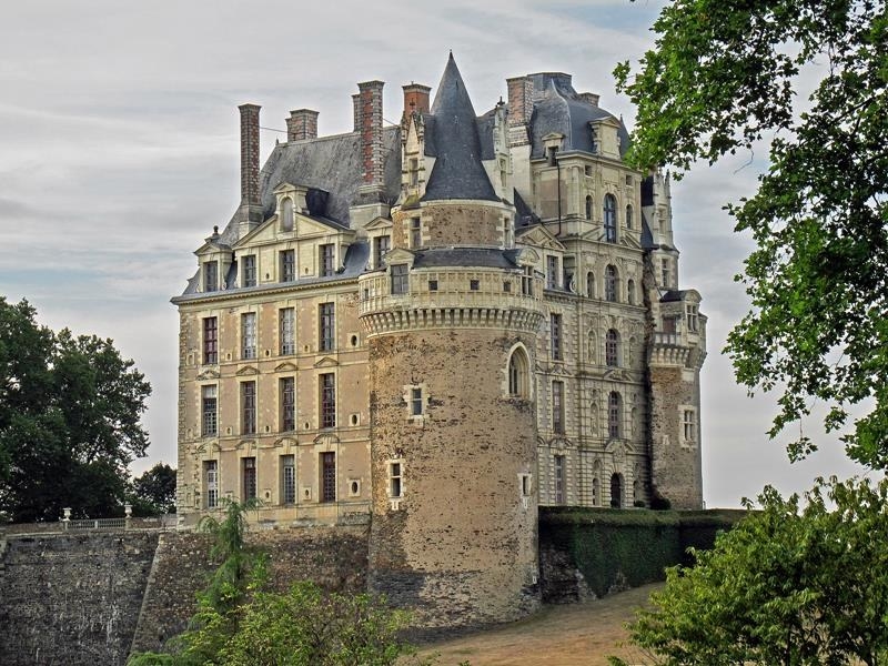 It’s the tallest castle in France and is said to be architecturally beautiful, but don’t let that fool you. A double murder occurred in its walls in the 15th century and since then, the ghost of la Dame Verte (“Green Lady”) has haunted the grounds. The current residents (the Current Duke and his family) have become acquainted with her, but she scares many guests for her face has gaping holes where her eyes and nose should be; her moans can also be heard at night.Reports. Woman with a face like a rotting corpse, wearing a green dress