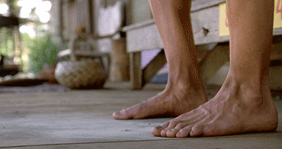 Si vous passez la plupart de votre temps à la maison pieds nus, il va falloir y penser à deux fois. Marcher sur des sols en bois, en pierre, ou carrelés peut détériorer le rembourrage de vos pieds encore plus rapidement que les claquettes. Portez plutôt des pantoufles avec maintien de la voûte.