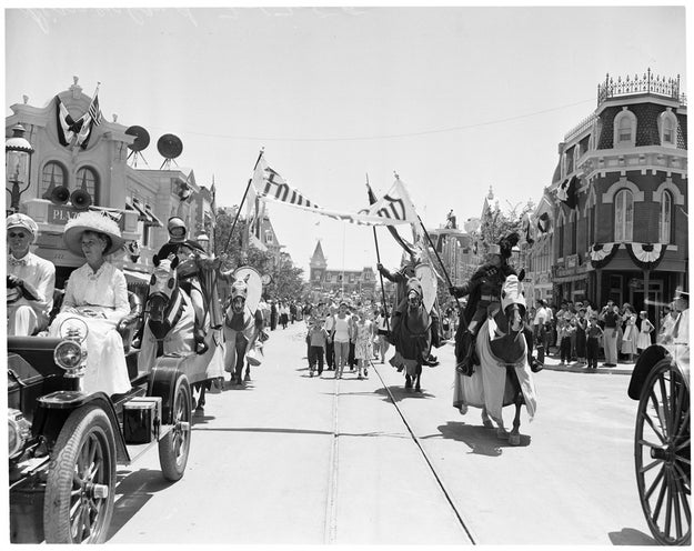 The asphalt on Main Street, which had been poured that morning, was still so wet that women's heels sank into it and got stuck.