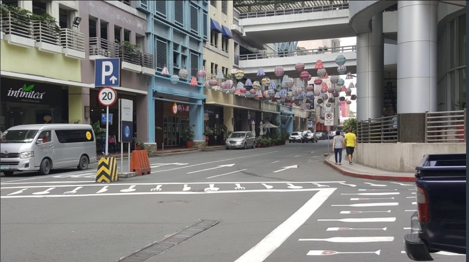 Manhattan Row is a new addition to the Araneta Center community. It's just one of the many areas in Cubao named after other foreign places like Times Square, Yale, Oxford, Detroit, Boston and more. Hindi mo na kailangan lumayo.