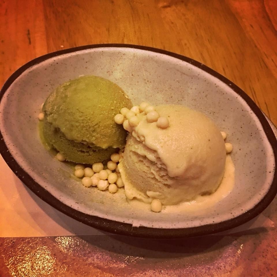 For dessert, you get two scoops of rich, creamy ice cream topped with white chocolate crunchies. The flavors range from matcha and mango to chocolate and banana.