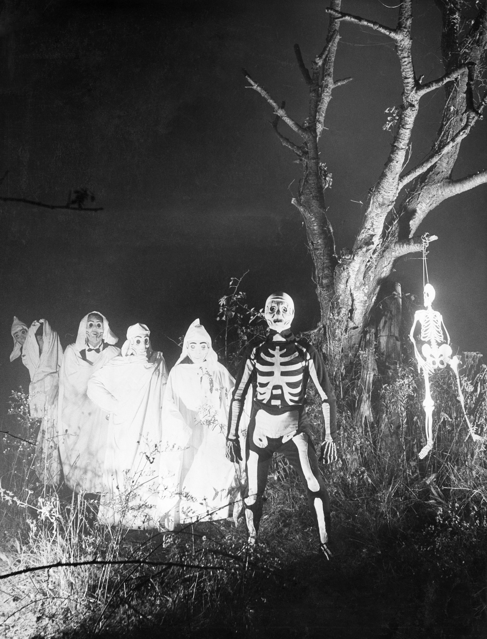 21 Terrifying Old Photos That Prove Halloween Was Once Scary AF