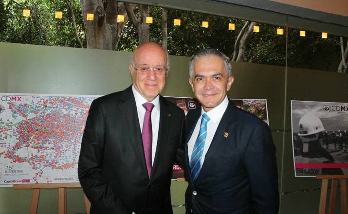 Meyer Klip (izq.) es el director del Invea. En la foto aparece con el jefe de Gobierno de la CDMX, Miguel Ángel Mancera.