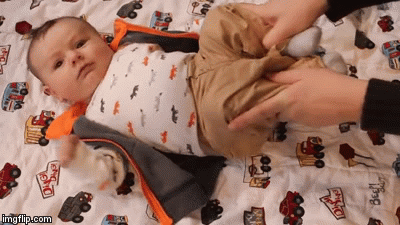 Funciona?Nem sempre, mas vale a pena tentar. Alternativas:Ponha o seu bebê de bruços nas suas coxas e massageie suas costas delicadamente. Isso pode ajudar a reduzir os gases e as dores de barriga. Colocar seu filho no carrinho e passear com ele também pode ajudar. O movimento e o contato físico podem ajudar a soltar o ar preso na barriga.