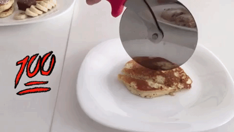 Funciona?Sim! Quando vi isso pela primeira vez, pensei: "Por que não usar uma faca?". Mas depois de testar, fiquei convencida. Um cortador de pizza é: 1. mais rápido, 2. mais limpo, e 3. mais preciso.Alternativas:Poderia funcionar com uma faca mezzaluna, também. Ou, você sabe, garfo e faca.