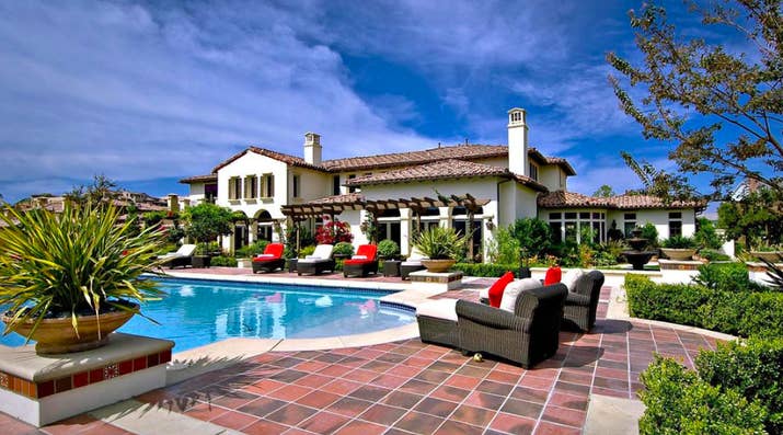 Además, en la apertura de la temporada 14 de Keeping Up With The Kardashians, hicimos un recorrido por la casa de Tristan en Cleveland, y la foto tampoco fue tomada en su patio trasero.