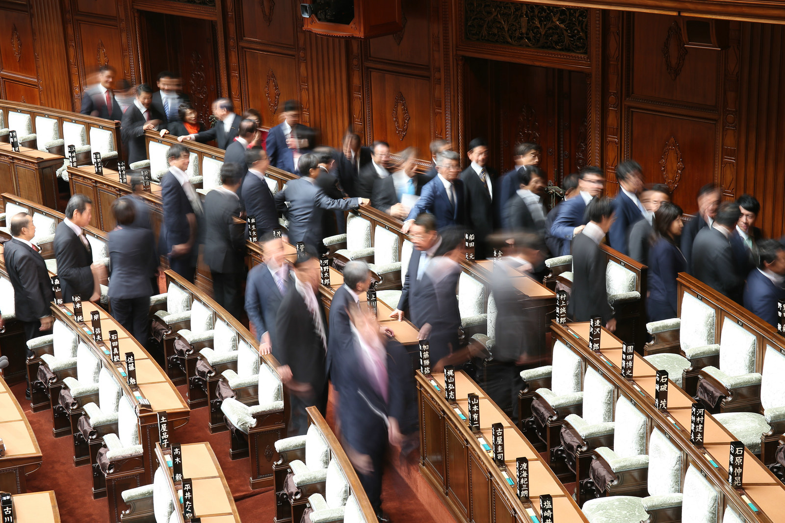衆議院が解散され、本会議場から退席する議員ら=9月28日