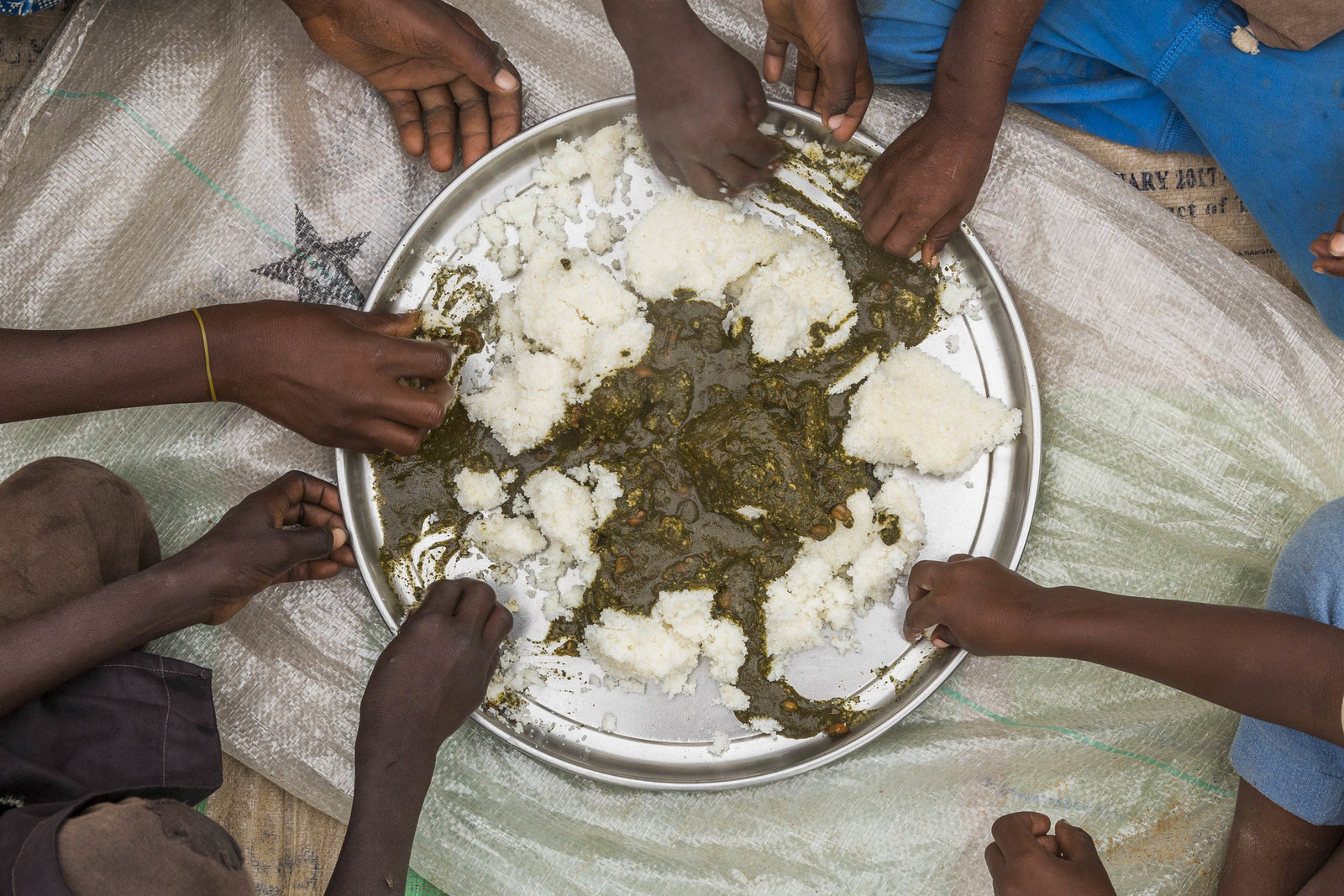 5人に1人が食糧不足の国で 人々が何を食べているか 知っていますか