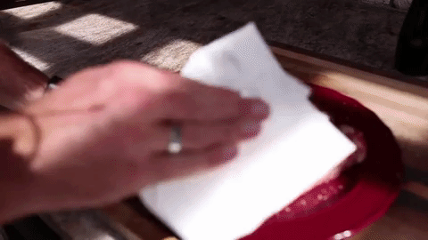 Todo auxiliar de cozinha sabe que a única maneira de conseguir um bom selamento é secando a carne. Basta dar umas batidinhas rápidas com uma toalha de papel para garantir uma crostinha escura, crocante e saborosa.