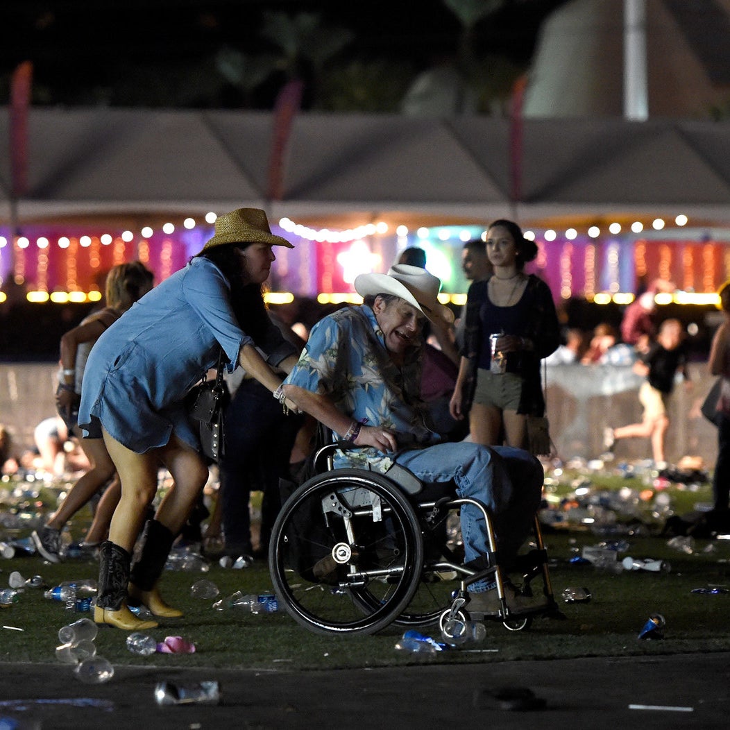 ラスベガスの日曜の夜 コンサート会場を襲った銃乱射事件 混乱の中 逃げ惑う人々 ラスベガスの日曜の夜 コンサート会場を襲った銃乱射事件 混乱の中 逃げ惑う人々