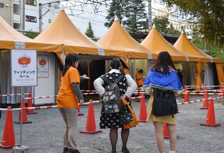 自宅で仮装を済ませるのがベストですが、渋谷には臨時の更衣スペースが用意されます。ハロウィンごみゼロ大作戦in渋谷実行委員会は今年、以下2箇所の着替えスポットを無償で開放するのとのこと。【１】109地下の渋谷駅構内、1・2番出口エリア-フィッティングボックスを12台設置予定。-着替えOK（メイクはNG）-利用料金：無料-開放時間：10月31日 17〜22時【２】ハロウィン道玄坂更衣室（studio mission 7F）-住所：渋谷区道玄坂2丁目10−12 新大宗ビル4号館-2部屋のフリースペースを開放（男女別、20〜30人が同時利用可能）-着替え・メイクともにOK-利用料金：無料-開放時間：10月31日 17〜22時