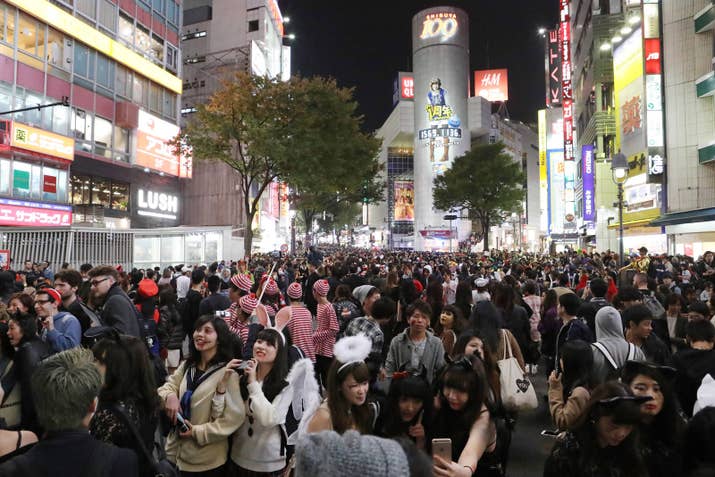 年盛り上がりを見せるハロウィンイベント。昨年、人でごった返した渋谷エリアでは、過剰に混雑するトイレが問題となりました。理由は人の多さに加え、トイレの個室を利用した「着替え」です。