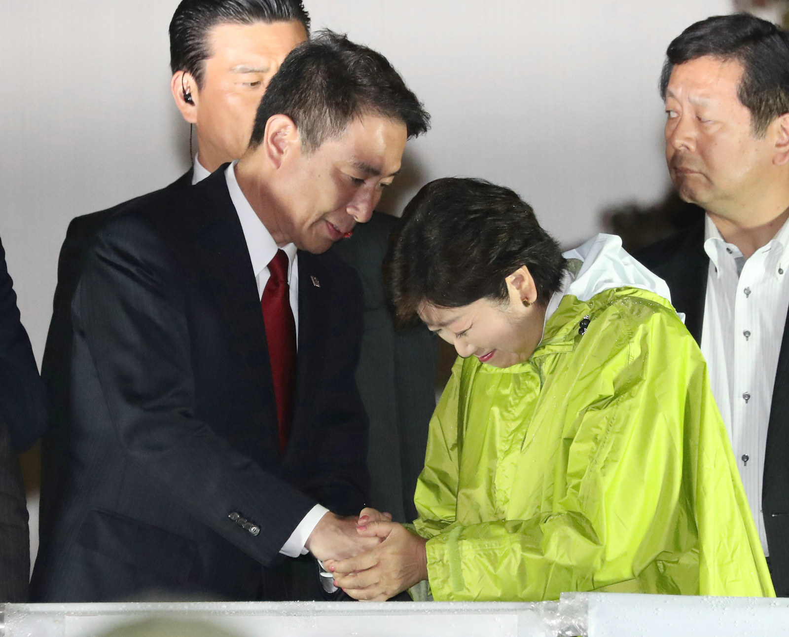 選挙戦のさなか、握手する小池知事と前原代表
