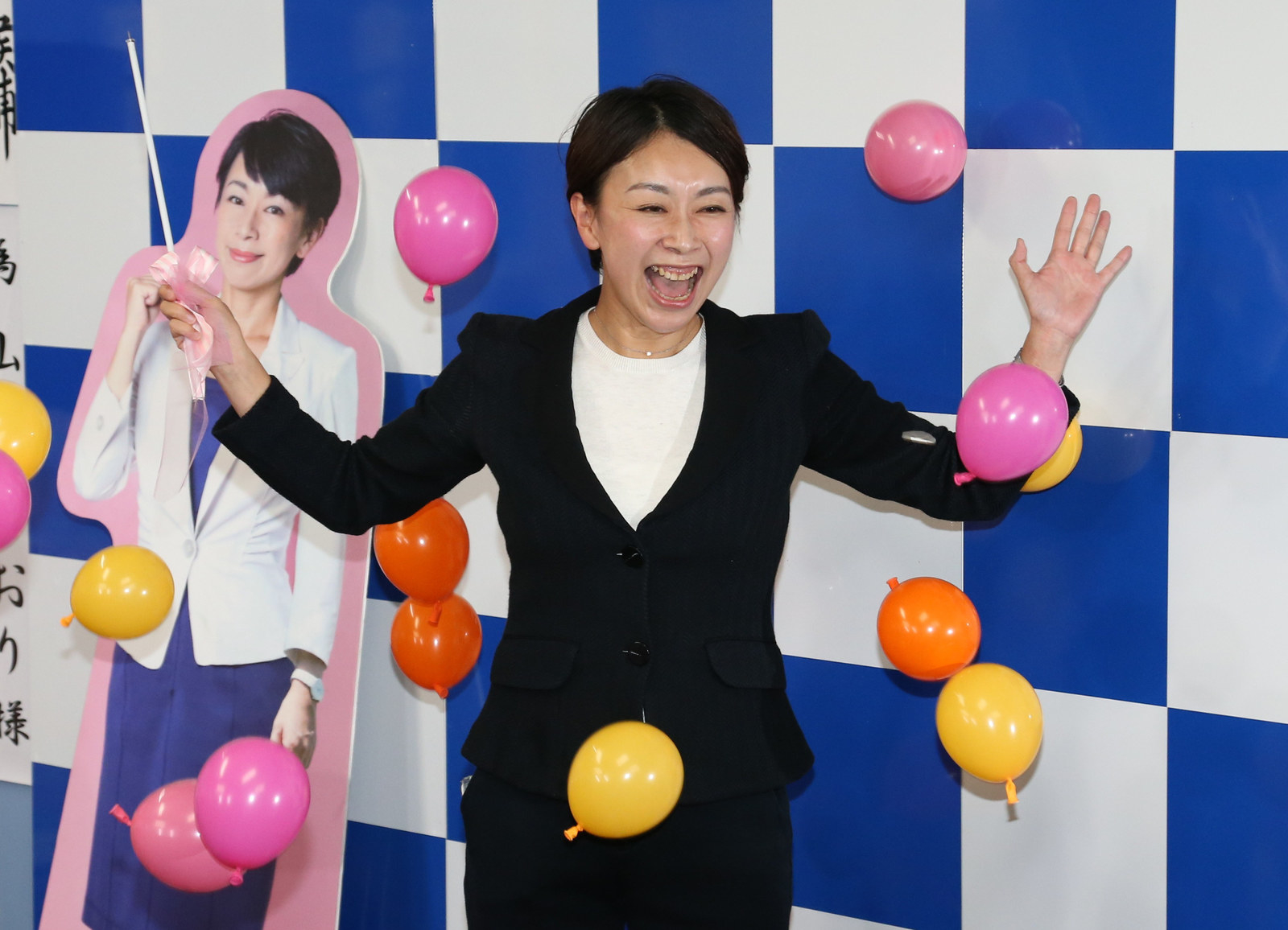 当選確実になり、風船のくす玉を割って喜ぶ山尾志桜里氏。