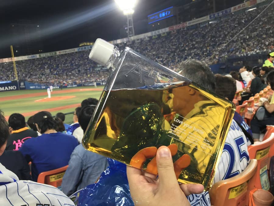 バッグにすっぽり入る超薄型ボトルが酒飲みにとって便利すぎる