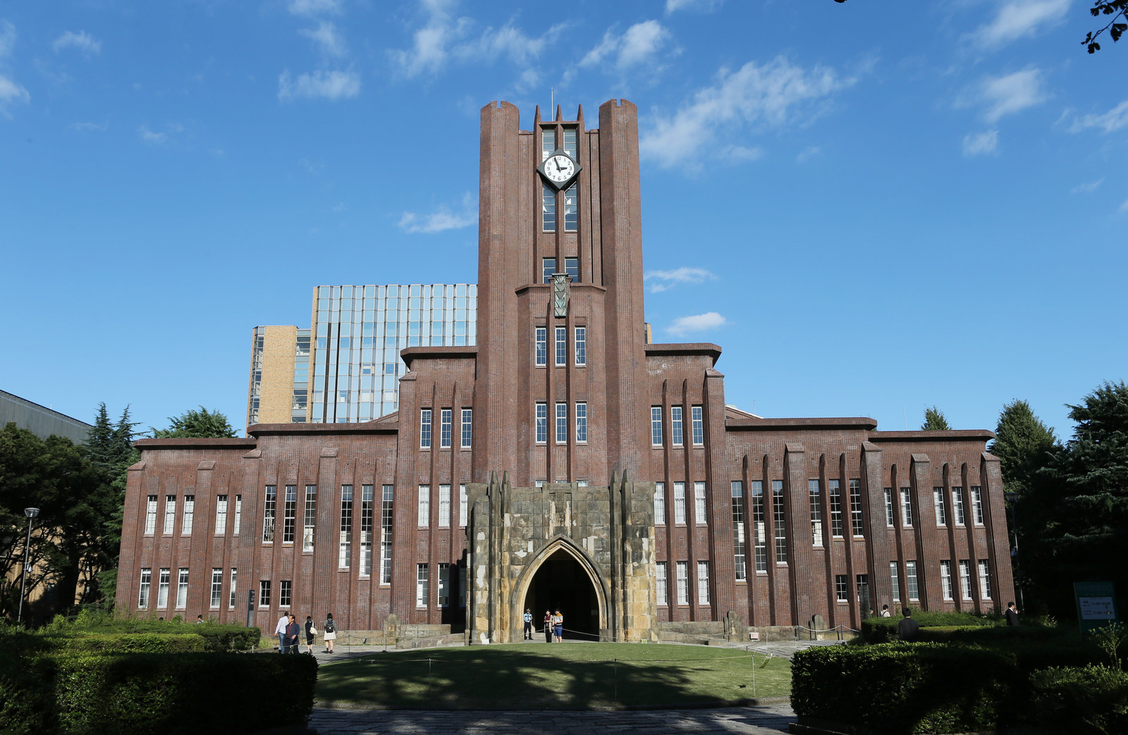 内閣府「子どもの貧困対策に関する大綱」平成26年版より。高校までの進学率は同じ生活保護世帯でも90.8%と高い。しかし大学進学で一気に数字が落ちている。