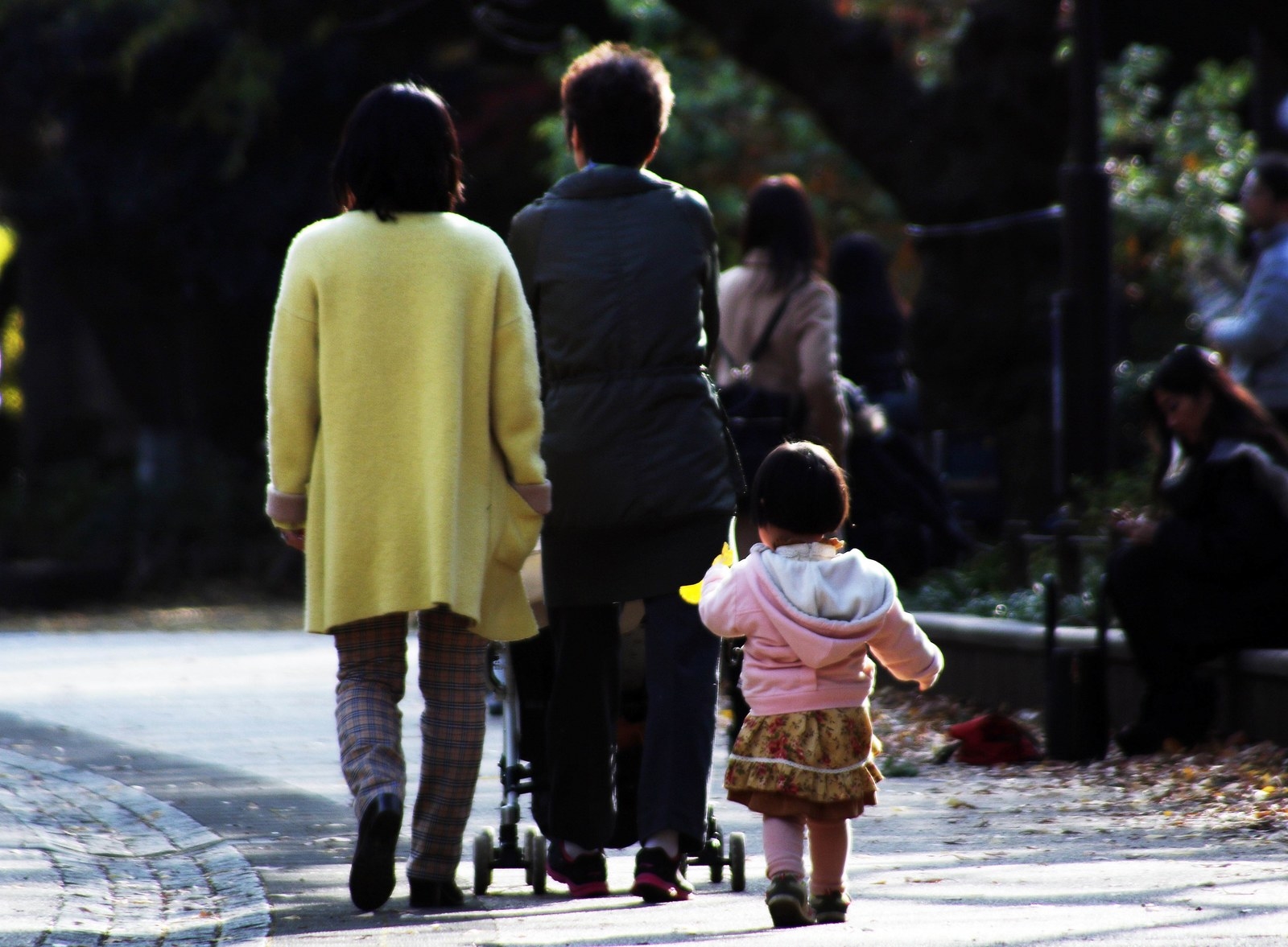 彼らは、いずれ親になることもある。だがその時経済的余裕がある可能性は、経済的に豊かな家庭と比べると相対的には低いだろう。一連のデータからわかるように、構造的に苦しい状況が続くからだ。これが貧困の連鎖の原因になっている。