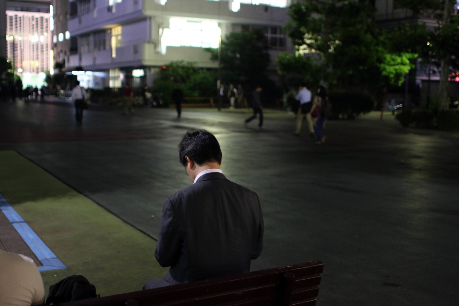 内閣府「子どもの貧困と社会的不利益」平成26年版より。高卒は19.6%、大卒は13%という数字を見ると、中卒の離職率は著しく高い。
