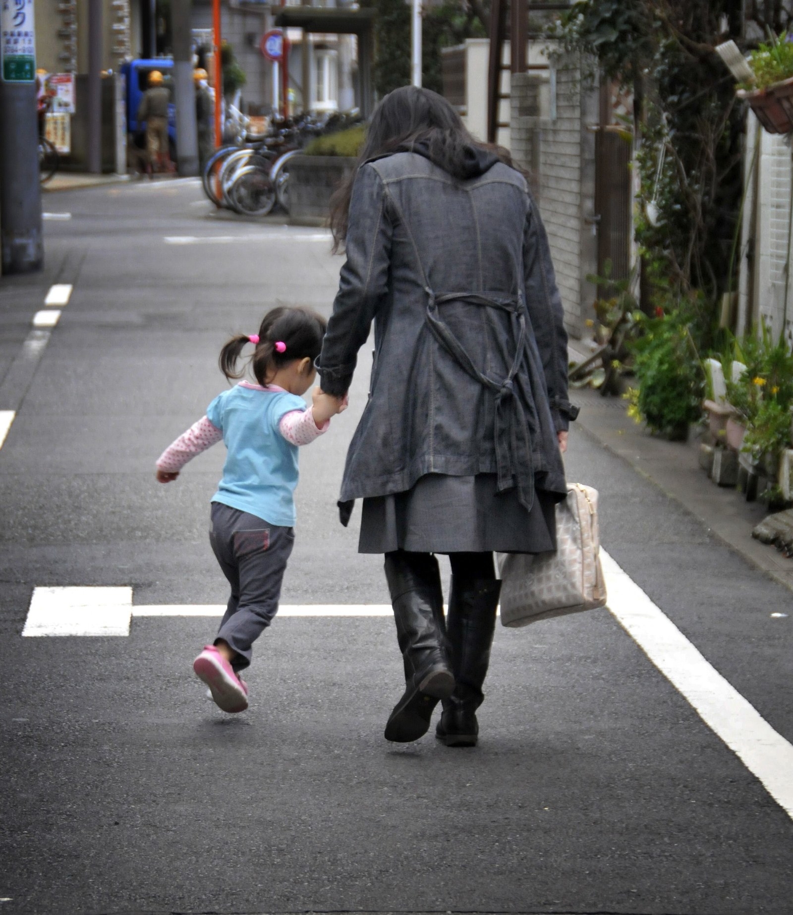 厚生労働省「平成28年 国民生活基礎調査の概況」より。子どもの貧困率自体は、2012年から2.4ポイント下がった。だが依然として「7人に1人が貧困」という厳しい状態だ。