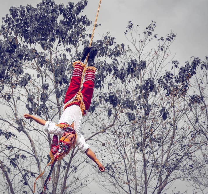 Los voladores de Papantla se suben a un palo de veinte metros y descienden de cabeza, amarrados de los pies, mientras uno de ellos toca una melodía desde arriba. Suena del terror, pero es un espectáculo muy entretenido.