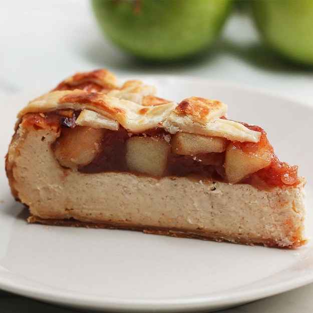 8 porçõesVocê vai precisar de:Cheesecake2 bases de torta (crostas)680g (24 oz) de cream cheese2g (1 xícara) de açúcar230g (1 xícara) de creme azedo1/2 colher de chá de extrato de baunilha1/2 colher de chá de canela em pó1/2 colher de chá de noz-moscada em pó3 ovosRecheio de Torta de Maça3 maçãs médias, descascadas, descaroçadas e cortadas em cubos235 mL (1 xícara) água65 g (1/3 xícara) açúcar1 colher de chá de canela em pó1/2 colher de chá de noz-moscada em pó2 colheres de sopa de amido de milhoModo de preparo:1. Preaqueça o forno a 150ºC.2. Forre uma assadeira redonda com papel manteiga e a preencha com uma base de torta (crosta), pressionando a massa contra os lados da assadeira até ficar bem uniforme.3. Em uma tigela média, bata o cream cheese, o açúcar, a baunilha, a canela e a noz-moscada até ficar uma mistura homogênea.4. Adicione o creme azedo e misture. Adicione um ovo por vez, mexendo até ficar homogêneo.5. Coloque a mistura na assadeira e deixe assando por 1 hora e 15 minutos.6. Após assar, desligue o forno e deixe o cheesecake esfriando lá dentro por 1 hora, mantenha a porta do forno fechada.7. Aumente a temperatura do forno para 220ºC.8. Em uma panela, coloque as maçãs, o açúcar, a canela, a noz-moscada, o amido de milho e a água em fogo médio/baixo. Mexa ocasionalmente até que as maçãs fiquem moles (aproximadamente 10 minutos), depois retire do fogo. Deixe esfriar.9. Assim que esfriar, espalhe o recheio de torta de maçã pelo cheesecake.10. Corte a outra base de torta (crosta) em tiras de 1/2 cm e faça um padrão de treliça na parte superior.11. Pincele com ovo batido.12. Asse por 25 minutos, até dourar.13. Deixe um pouco na geladeira e sirva.14. Bom apetite!Inspirado em:https://www.homemadefoodjunkie.com/apple-pie-cheesecake/