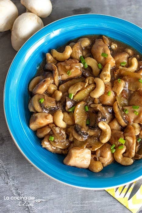 Lo bueno de esta receta es que no requiere demasiado tiempo y, además, admite variaciones. Si no tienes anacardos por casa siempre puedes echarle otro tipo de fruto seco y, listo. En La cocina de Aisha te dan las claves para cocinar este plato.
