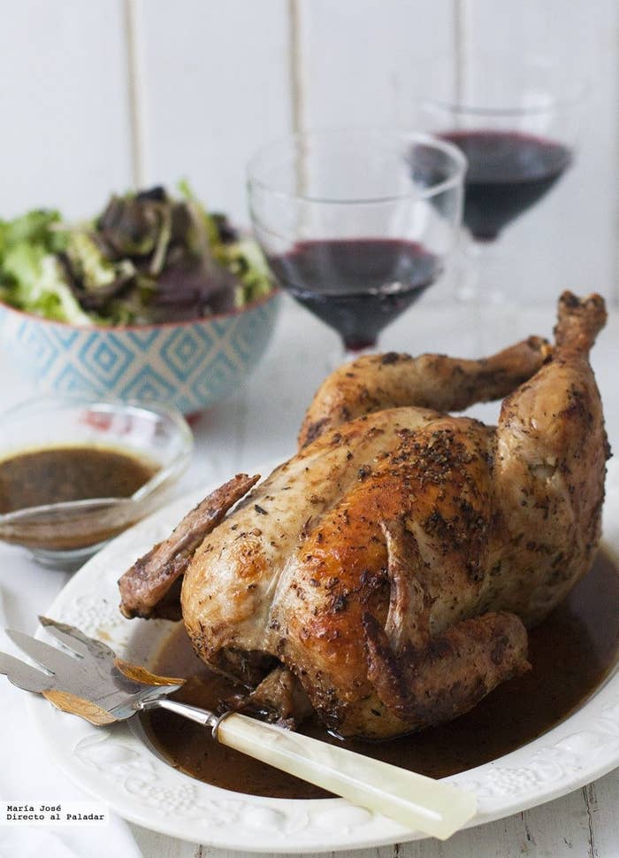 No te dejes engañar por un nombre tan "OH LA LÁ SOY LUMIÈRE Y VIVO EN UN CASTILLO" porque todos los ingredientes que necesitas para este pollo están en alguna parte de tu cocina y el resultado te hará parecer un experto en pollos. En Directo al Paladar te enseñan a prepararlo.