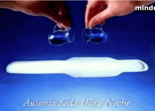 La regla es roja, amigos, porque la sangre es roja. Y, ya que estamos, tampoco nos sentimos cómodas llevando unos shorts blancos cuando tenemos la regla, ni nos embobamos mirando las nubes (más bien viendo vídeos de perretes) ni nos sentimos "flamencas" y nos echamos unos bailes en cuanto nos baja.