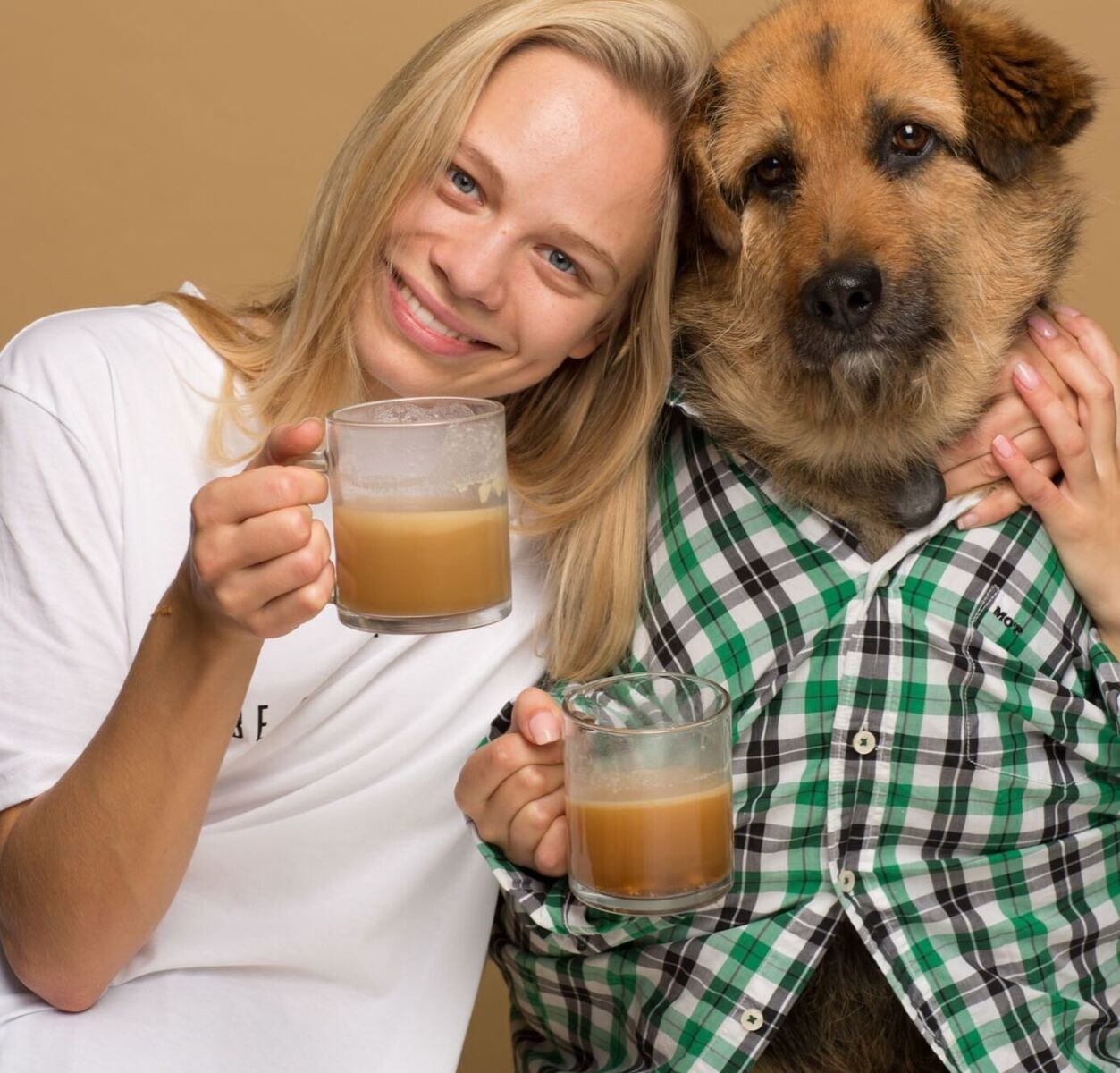 Coffee dogs. Женщина с кофе и собакой. Женщина с собакой и кофе на улице.