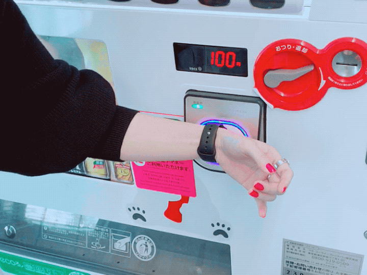これは、去年から使えるようになったSuica。トイレにお財布持っていくの嫌じゃないですか。ふらっと買いたいのよ。
