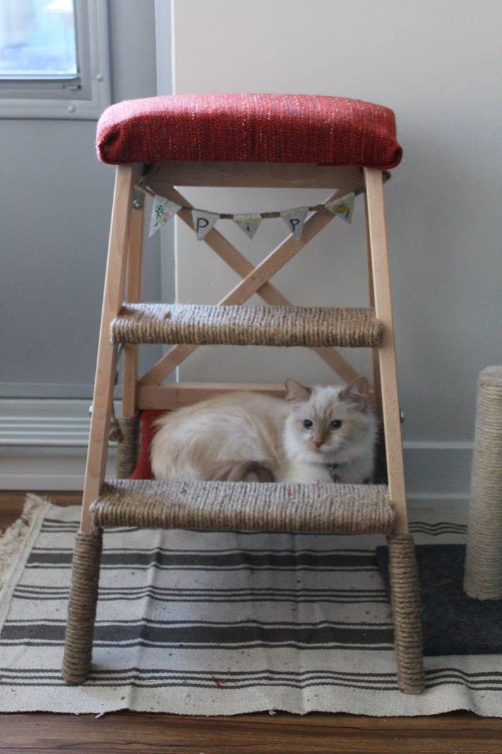All you need to make this beautiful little chillout place for your cat is a Bekväm stepladder and this handy guide.