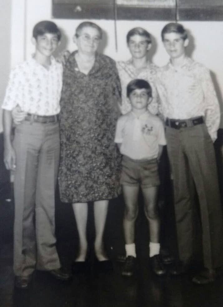 Ricardo, com 14 anos, à esquerda, com a avó paterna, Ida, os gêmeos e Julio, então com 5 anos.