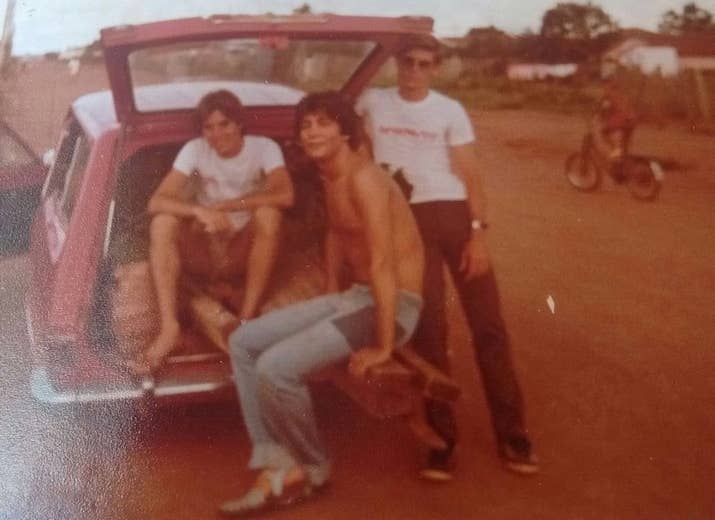 Ricardo, sem camisa, entre Marcelo (à esq.) e Flavio, em Araraquara, no começo da década de 1970.