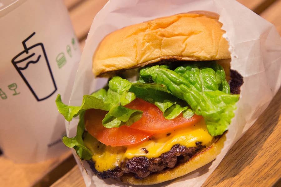 このハンバーガーの絵文字 変じゃない チーズの正しい位置を巡って大論争