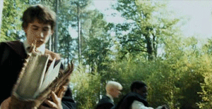 El propio Harry admite que le gusta más su sustituto en La Orden del Fénix, cuando dice que "la idea que tenía Grubbly-Plank de una clase interesante no era una clase en que haya riesgo de que a alguien le puedan arrancar la cabeza." Estamos de acuerdo, Harry.