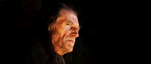 Y no solo eso, sino que se ponía como una moto solo de pensar en la posibilidad en azotar a George y a Weasley. "Aprobación para azotar... Aprobación para azotar... Por fin lo puedo hacer... Se lo han estado ganando durante años." ¿Perdón?