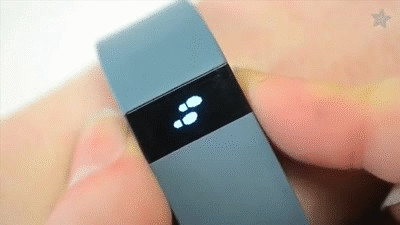 Je savais que je ne pouvais pas rester toute la journée sur le canapé et que je devais faire quelque chose. J'ai donc acheté un Fitbit pour compter mes pas et m'inciter à marcher plus. Au début, mon objectif était de faire 8 000 pas, ce qui équivaut à quelques kilomètres. Peu à peu, j'en ai fait plus en emmenant les chiens pour une plus longue balade ou en marchant au lieu de prendre le métro. Le Fitbit m'a aussi aidée à surveiller la durée et la qualité de mon sommeil, en m'aidant à dire si j'avais passé une mauvaise nuit, au-delà de mon simple ressenti quand je me réveillais.