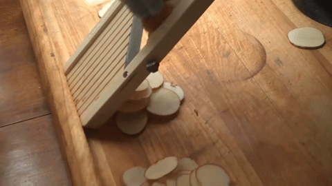 Aquelas fatias incrivelmente finas de rabanete e cebola que você vê nos restaurantes não são cortadas à mão, elas são fatiadas em uma mandolina.