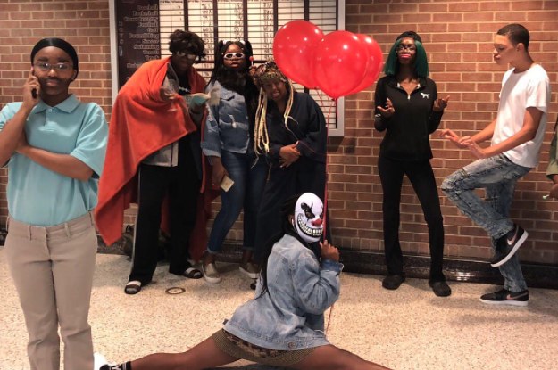 these-teens-dressed-up-as-their-favourite-memes-for-a-school-spirit-day