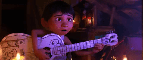 Casi en todas las escenas en las Miguel tiene una guitarra, cuando Héctor le canta a su hija, cuando Héctor casi se muere, pero sobre todo...